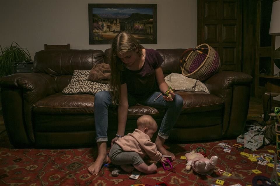 Faith juega con una de sus tías.