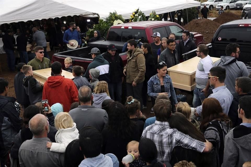 La comunidad de LeBarón, en el Municipio de Galeana, Chihuahua, despidió a Rhonita Miller y sus cuatro hijos masacrados en los límites de esta entidad y Sonora.