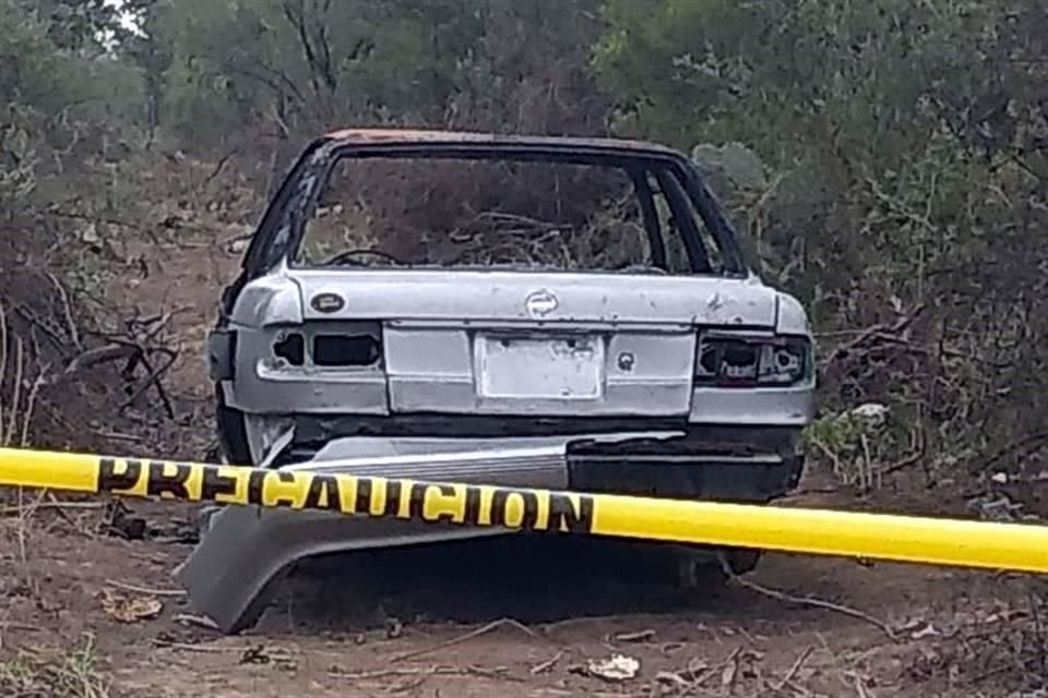 Policías de Fuerza Civil ubicaron primero el auto incendiado y al realizar un rastreo junto con policías de Escobedo, hallaron el segundo vehículo.