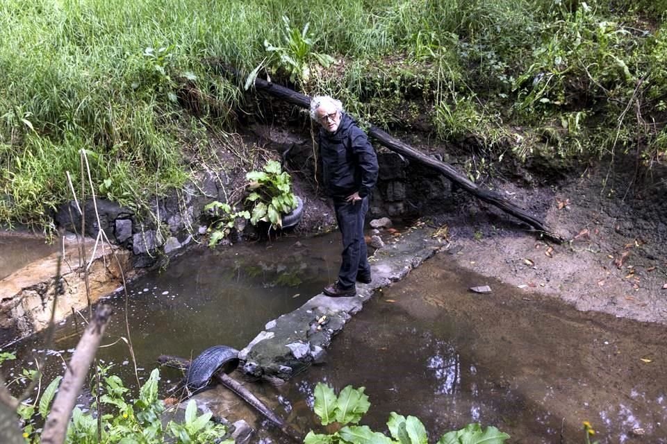 Gabriel Orozco y su equipo analizan cómo lograr restaurar y sanear la cuenca de la Tercera Sección de Bosque.