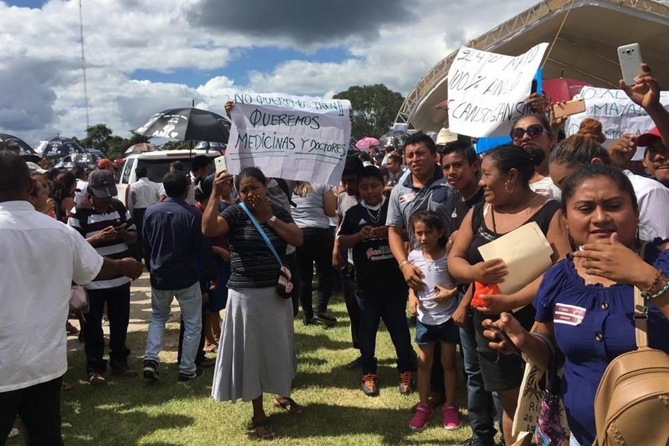 El grupo se quedó fuera del domo y a la hora del regaño presidencial ya habían escondido sus pancartas.