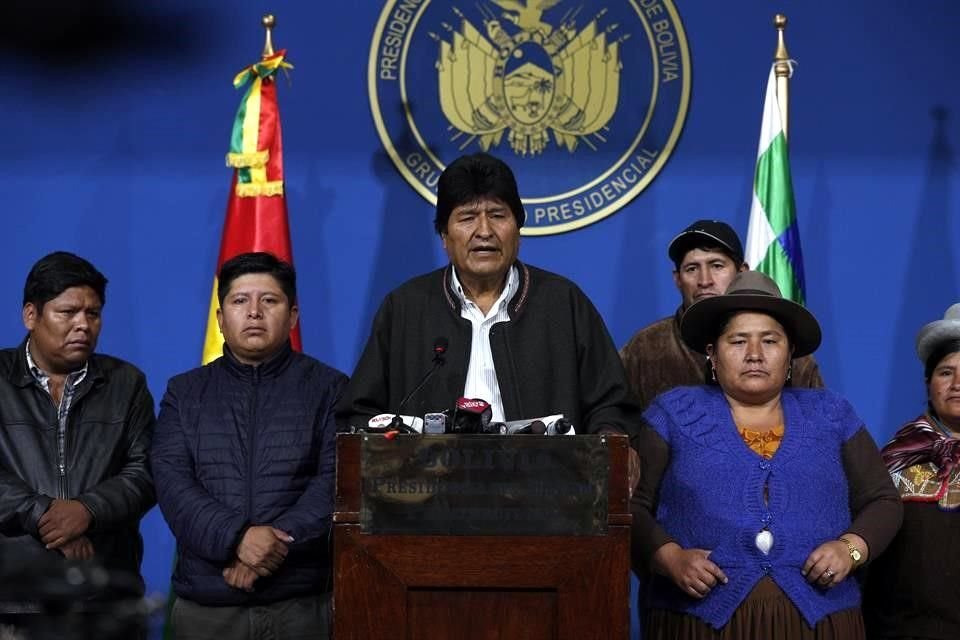 Tras su dimisión, Evo Morales exigió a los opositores Carlos Mesa y Luis Camacho que asuman su responsabilidad de pacificar Bolivia.