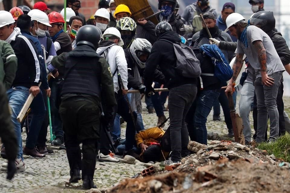 Un hombre es golpeado durante las manifestaciones en el país.