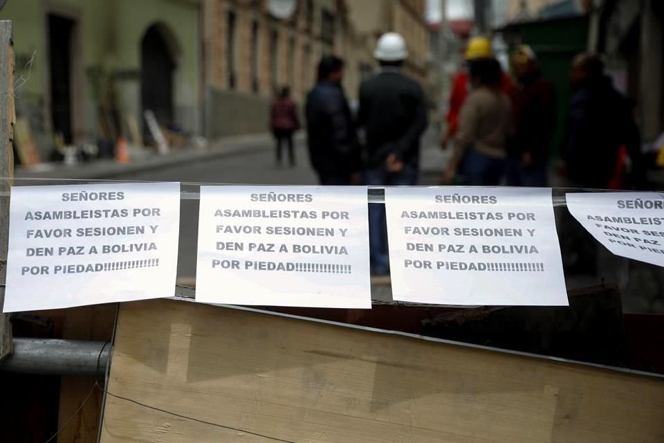 Manifestantes piden a los asambleístas legislar para terminar con la incertidumbre.