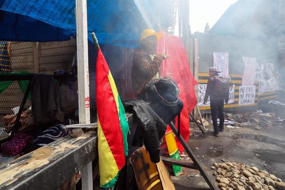 Jóvenes bolivianos resguardan uno de los ingresos bloqueados a Plaza Murillo este lunes en La Paz.