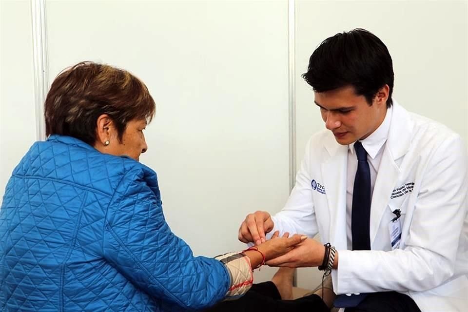 Alumnos de la Escuela de Medicina y Ciencias de la Salud del Tec dieron atención médica a más de 3 mil personas de escasos recursos.