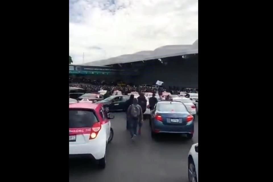 Elementos de la Policía Federal bloquean el acceso a la Terminal 1 del AICM y bloquean Anillo Periférico, en Iztapalapa.