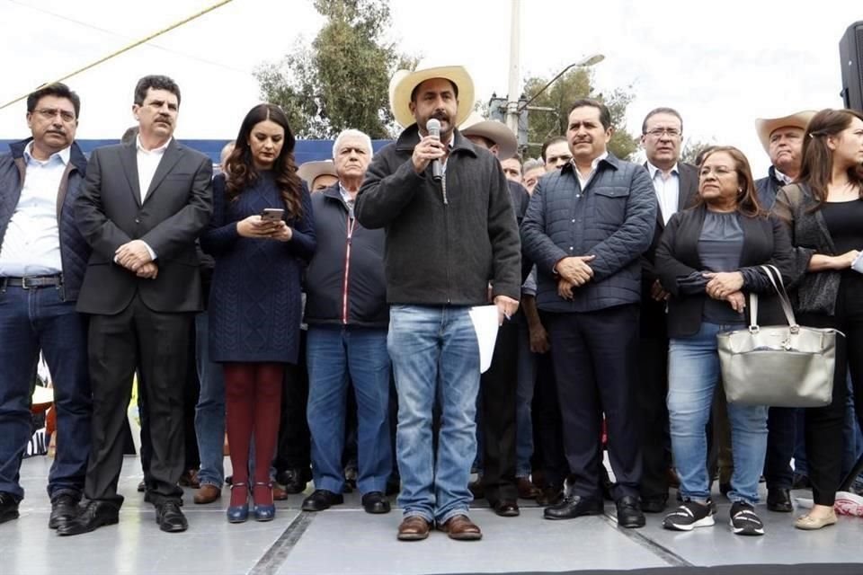 El diputado y los dirigentes ganaderos ofrecieron conferencia de prensa en San Lázaro.