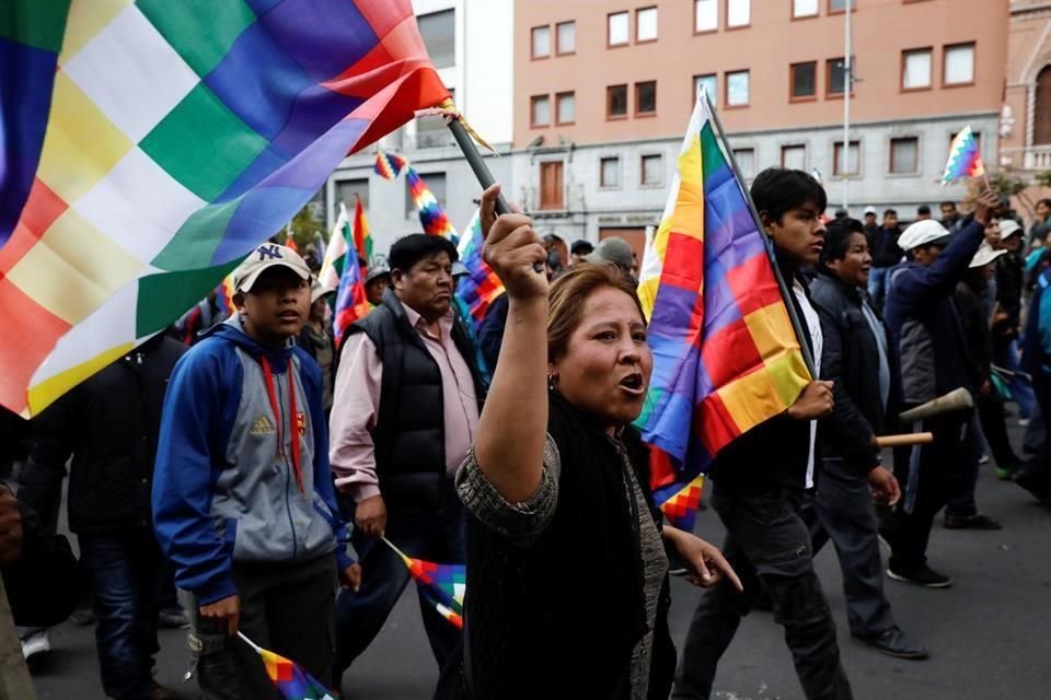 Los militantes llevan la wiphala, que en protestas opositoras ha sido quemada. Es una bandera que representa a la gente indígena.