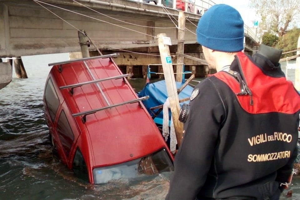 La inundación provocó que varios vehículos fueran arrastrados por el agua.