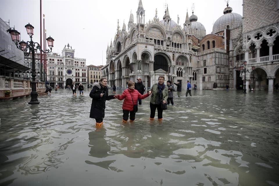 En la Plaza de San Marcos el nivel del agua dificultó el paso de turistas.