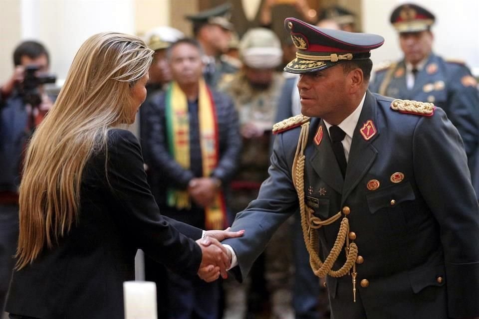 Jeanine Ánez saluda al nuevo comandante de las Fuerzas Armadas, Sergio Orellana.