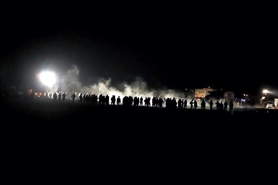 Soldados, bomberos, policías, peritos y personal de Pemex trabajan en la zona de la tragedia.