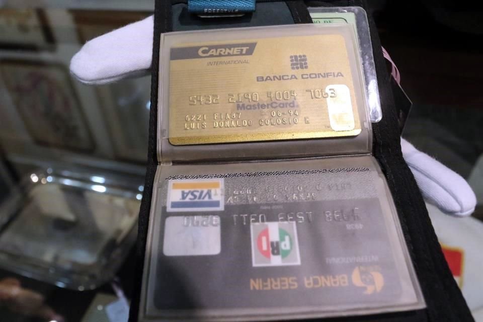 Además, se encuentra una simple cartera de tela y velcro, que utilizó Colosio hasta el día de su muerte.