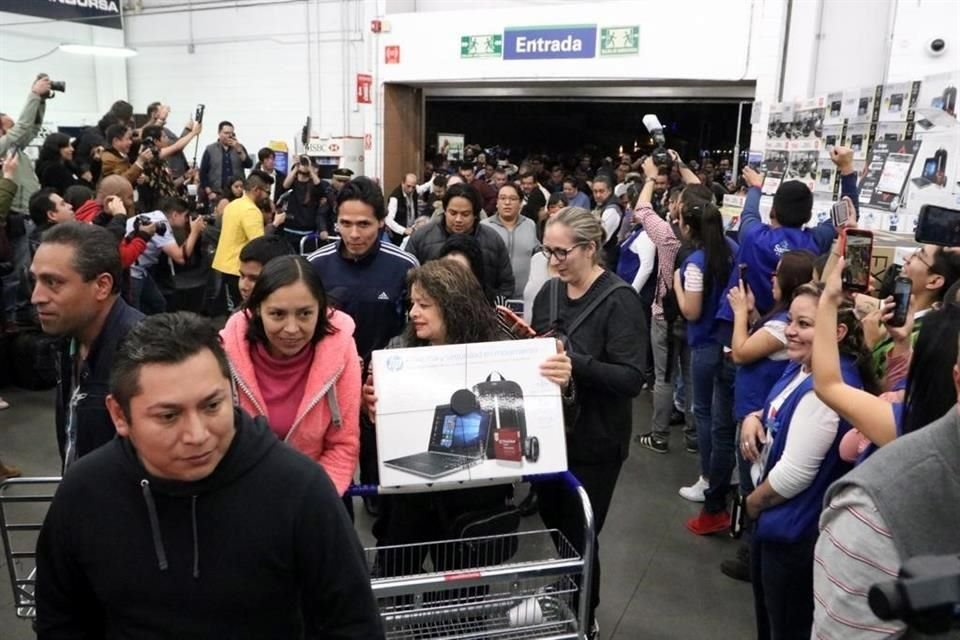 Centenares de personas llegaron a tiendas a la media noche de este miércoles para ser los primeros en las rebajas del buen fin anticipado.