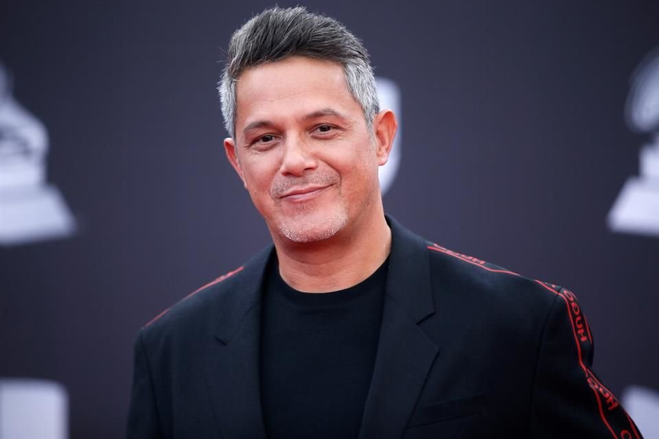 El español Alejandro Sanz engalanó también la alfombra.