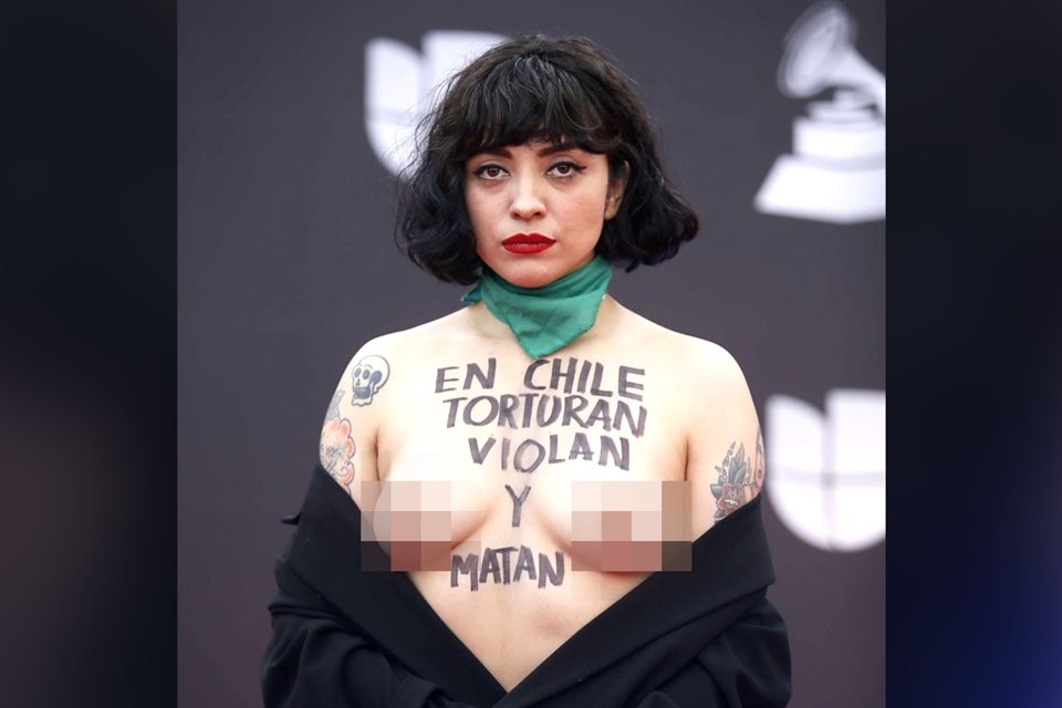 La cantante chilena Mon Laferte protestó durante los Grammys.