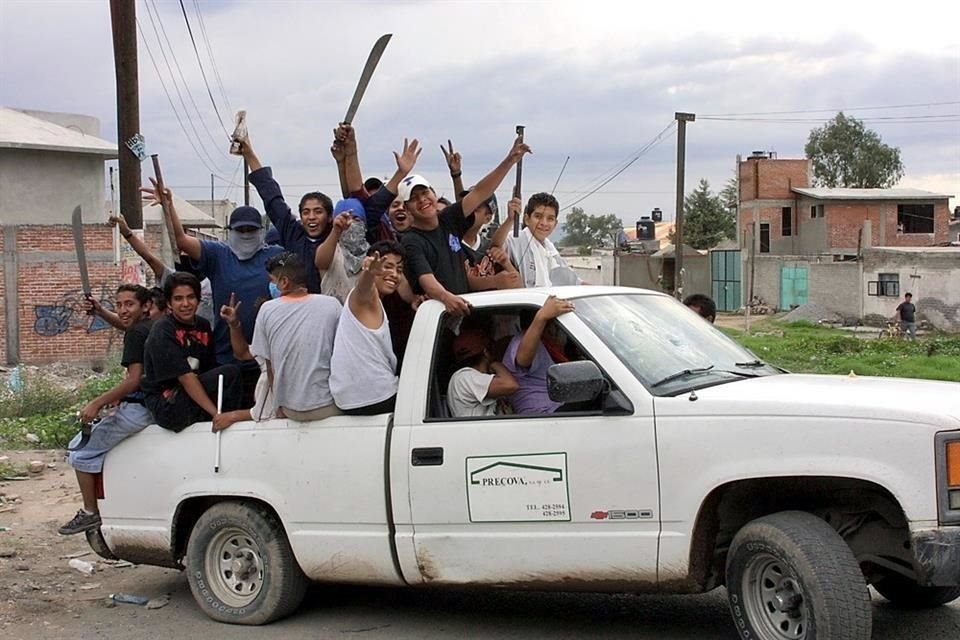 Machete en mano, opositores al proyecto del aeropuerto de Texcoco, patrullaban las calles de San Salvador Atenco en 2002.