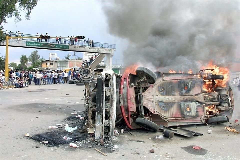 Los accesos a San Salvador Atenco fueron bloqueados con barricadas y vehículos en llamas durante las protestas ocurridas en 2002.