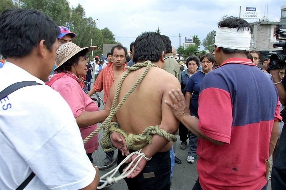 Varios funcionarios municipales y estatales fueron secuestrados el 11 de julio del 2002 tras la detención de los líderes del movimiento contra el aeropuerto de Texcoco.