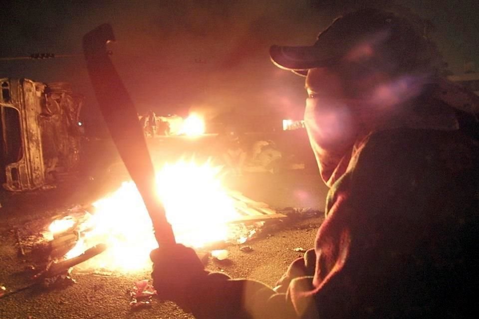 Los ejidatarios de Atenco montaron campamentos y encendieron hogueras  para evitar el ingreso de la Policía a su localidad en julio de 2002.