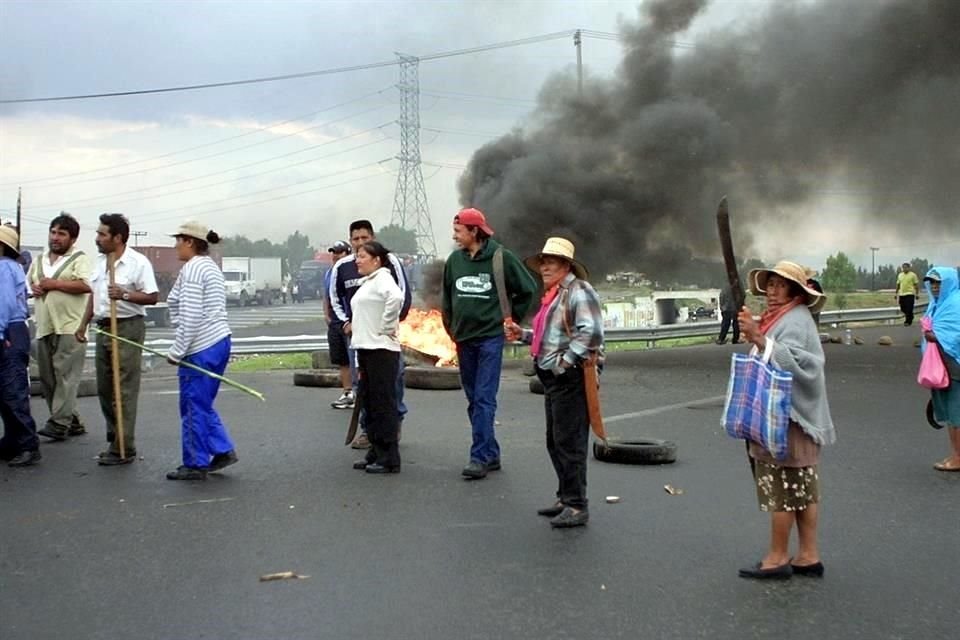 Mujeres y hombres de San Salvador Atenco bloquearon la carretera Texcoco-Lechería en julio del 2002, cuando el conflicto tuvo los episodios más violentos.