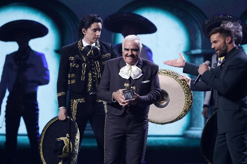 Vicente Fernández recibió al terminar su presentación el Premio de la Presidencia.