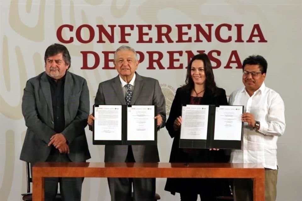 El Presidente López Obrador junto con Rogelio Jiménez Pons, Diana Álvarez y Adelfo Regino firmaron la convocatoria, en español y en maya, del proyecto del Tren Maya.