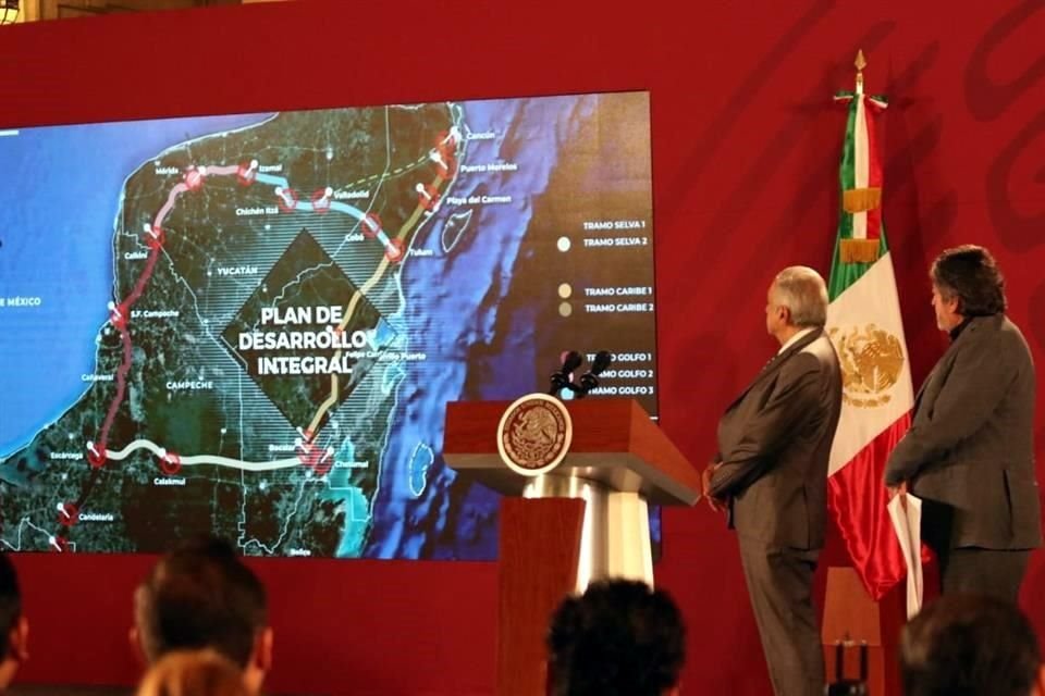 El Mandatario, junto con Rogelio Jiménez Pons, titular del Fondo Nacional de Fomento al Turismo, anunciaron el plan de consulta ciudadana e indígena para la construcción del proyecto.