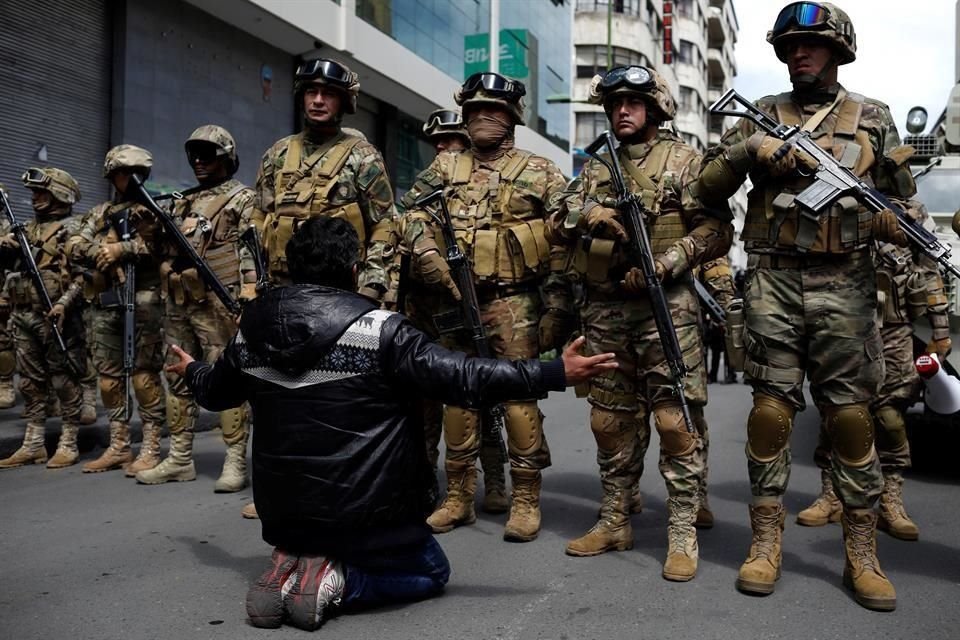 Un protestante se arrodilló frente a militares en la marcha realizada en La Paz.