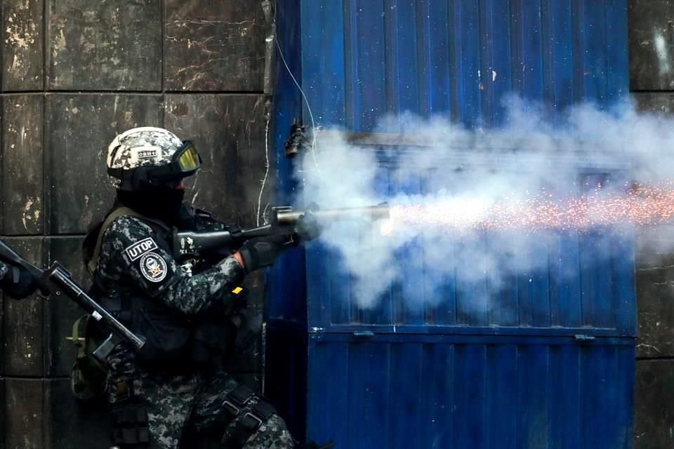 La Policía lanzó gases lacrimógenos en la protesta.