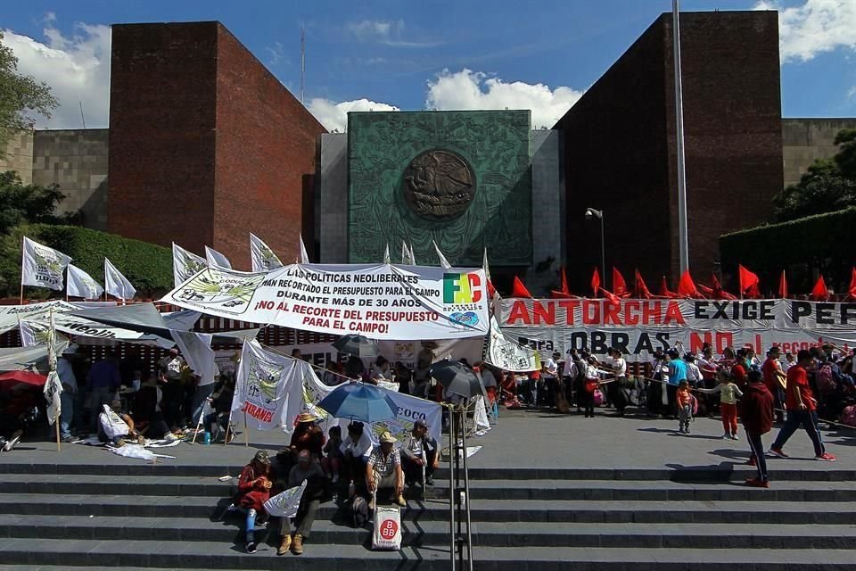 Desde el martes, organizaciones campesinas bloquean San Lázaro en demanda de más presupuesto en programas.