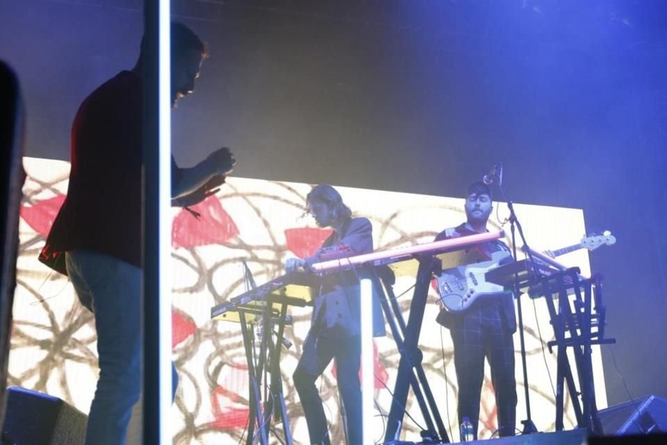 Varios asistentes del festival se sintieron atraídos con el sonido de Miami Horror, que se presentó en el único escenario techado, el Levi's.