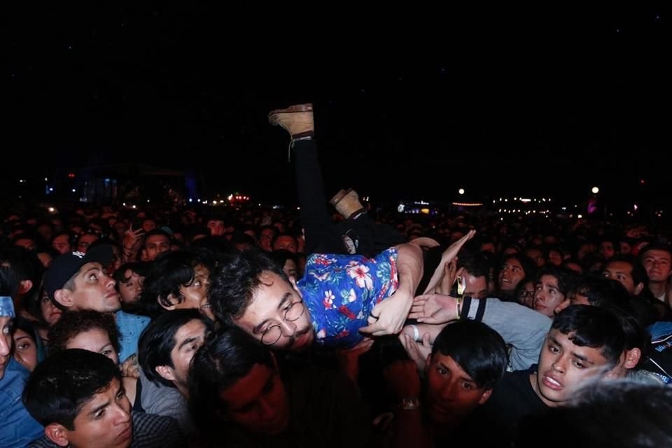 Varios jóvenes crearon disturbios durante las presentaciones en el escenario principal.