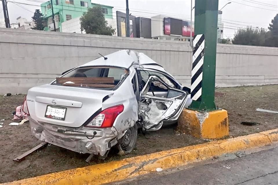 El auto en el que viajaba Ricardo Filgueiras quedó destruido luego de chocar con un poste, en Paseo de los Leones.