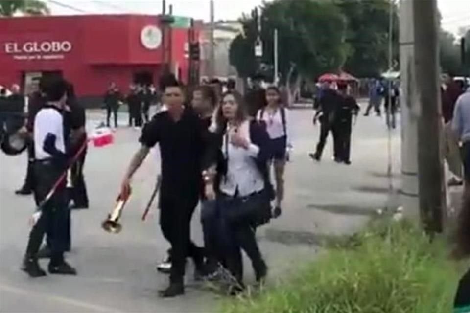 Las detonaciones provocaron tumultos de personas que corrieron para buscar resguardarse al creer que se trataba de una balacera.