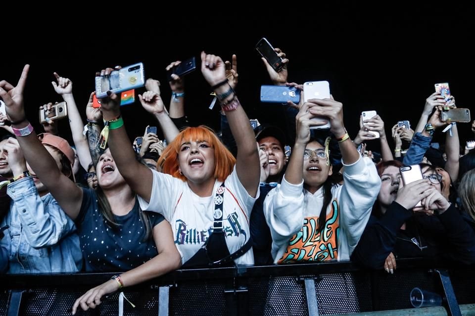 Los fanáticos de Billie Eilish enloquecieron con la presentación de la intérprete.