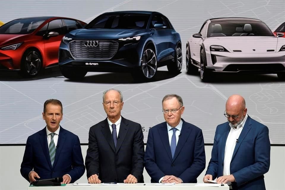 VW recortó el mes pasado su pronóstico global de entrega de vehículos, ya que el enfriamiento del crecimiento económico en algunas regiones pesa sobre la demanda.