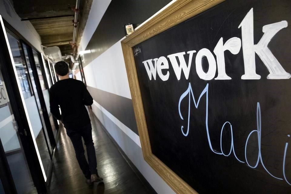 WeWork Inc. dijo que existe una 'duda sustancial' sobre su capacidad para continuar operando, citando pérdidas sostenidas y membresías canceladas en sus espacios de oficina. 