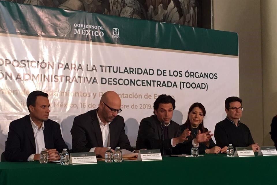 El director del IMSS, Zoé Robledo, durante conferencia de prensa.