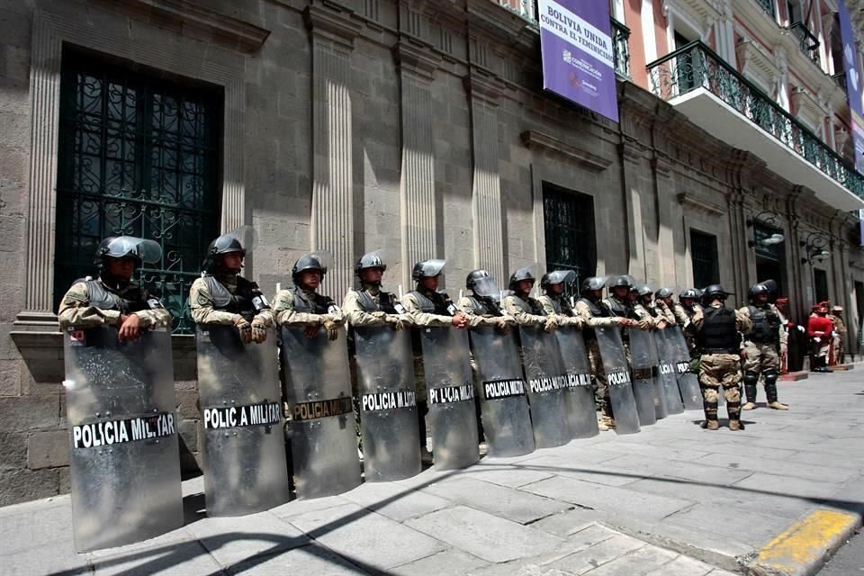 Policías y militares resguardan edificios del Gobierno este martes.