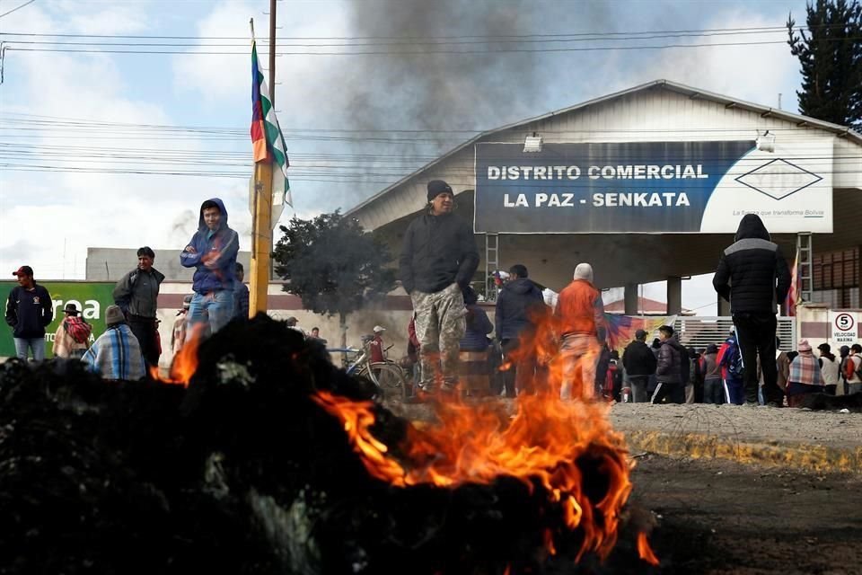 El desabasto se agudizó este martes en La Paz, Bolivia, con largas filas para comprar carne y el anuncio del Gobierno interino de dosificar el combustible.