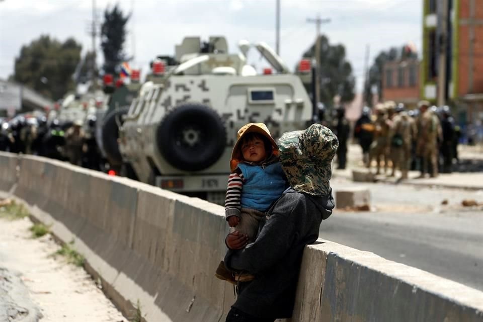 Militares y Policía realizaron un operativo para movilizar cisternas de combustibles a La Paz.