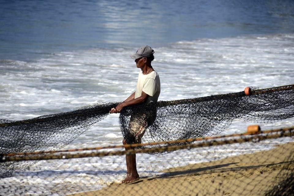 Pescadores en Acapulco, sufren carencia de peces debido a la contaminación del mar.
