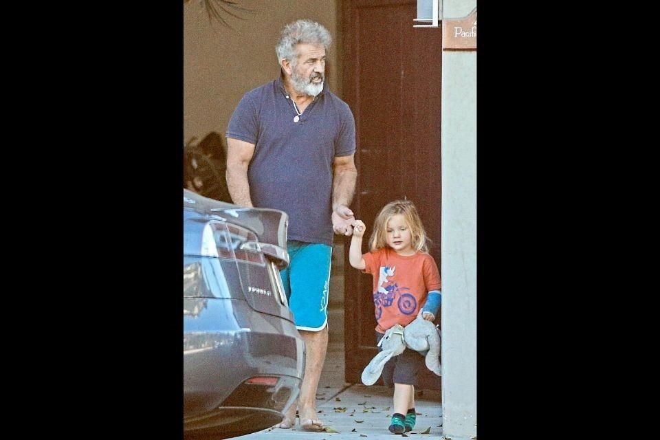 El actor fue captado en Malibú con si hijo de dos años.