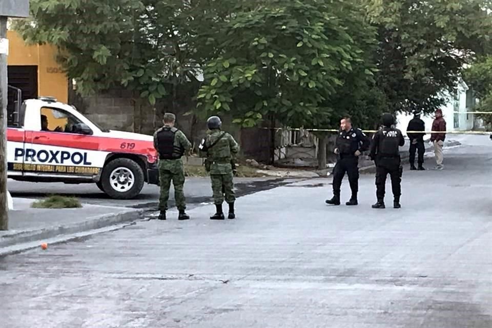 La calle Cromo fue cerrada por policías municipales frente a la casa en la que fue encontrado el cuerpo.