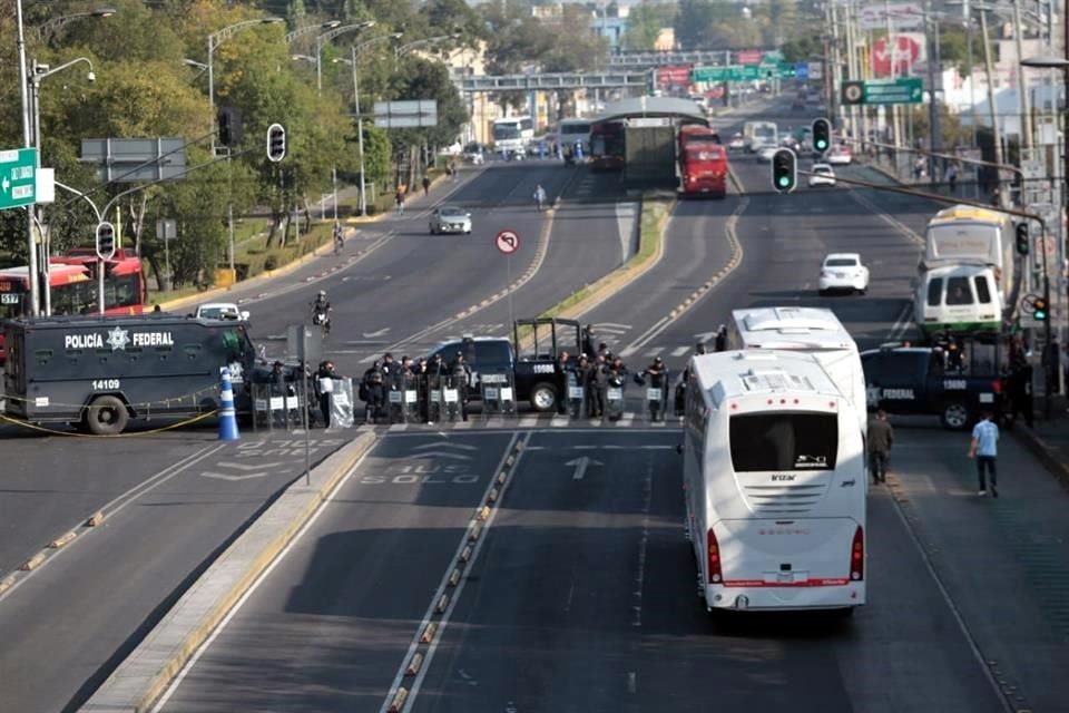 Los agentes llegaron desde las 2:00 horas para poner cuatro cercos en el perímetro de San Lázaro.