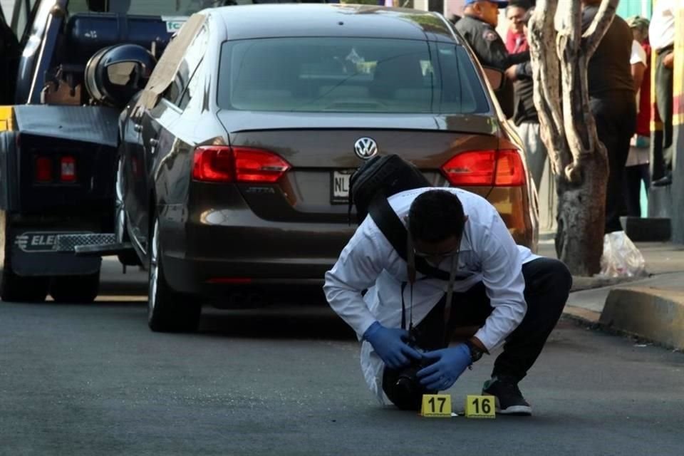 A un costado del auto, fueron localizados unos 10 indicios balísticos y una de las ventanas presenta cinco impactos.