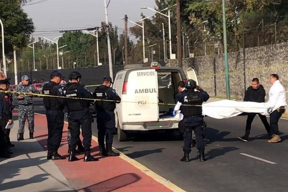 El cadáver fue descubierto por personal de limpieza que llegaba a cumplir su jornada en la corporación policiaca.