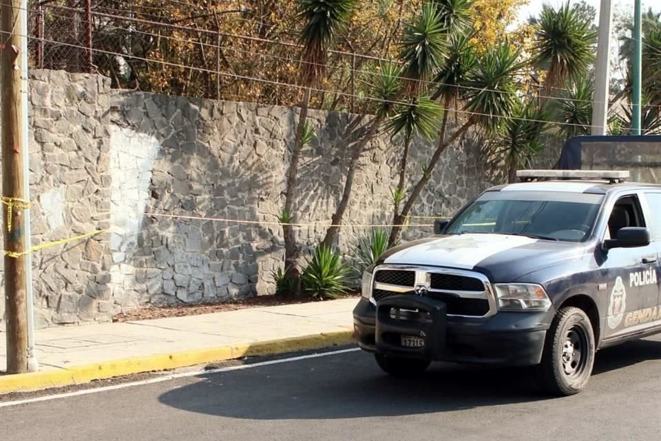 El cadáver de una persona encobijada fue dejado a un costado de las instalaciones de la Policía Federal, en Iztapalapa.